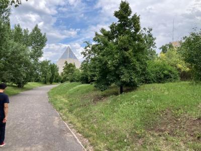 平和と調和の宮殿（平和のピラミッド）の周りの公園