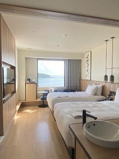 静かで海を眺められるホテル