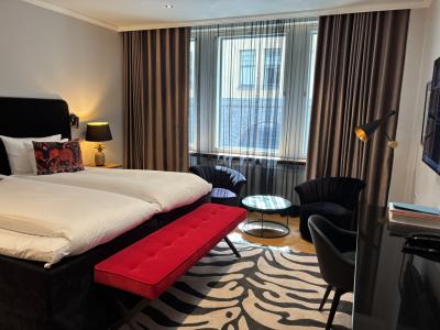 ツインでベッド台は一つ掛け布団は２枚、枕２。クッション１。