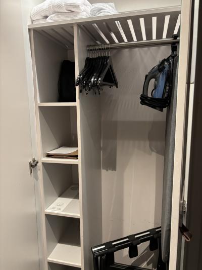 クローゼットにドライヤー収納、バスローブ