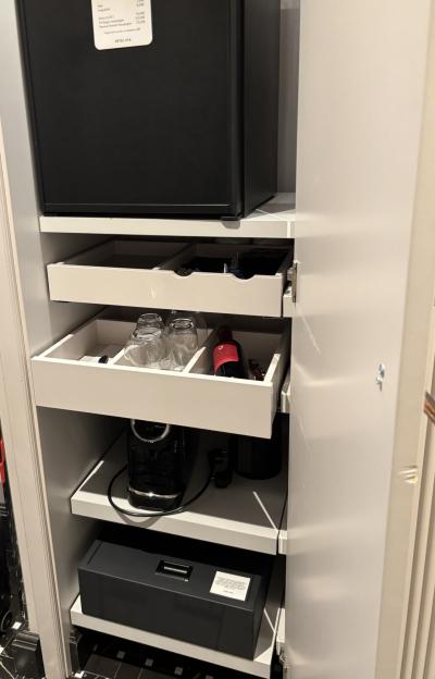 冷蔵庫が上部棚にある、湯沸かしポットありました