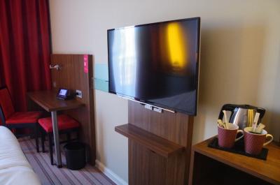 デスクや電気ポット等、必要なものは一応全部おかれています。