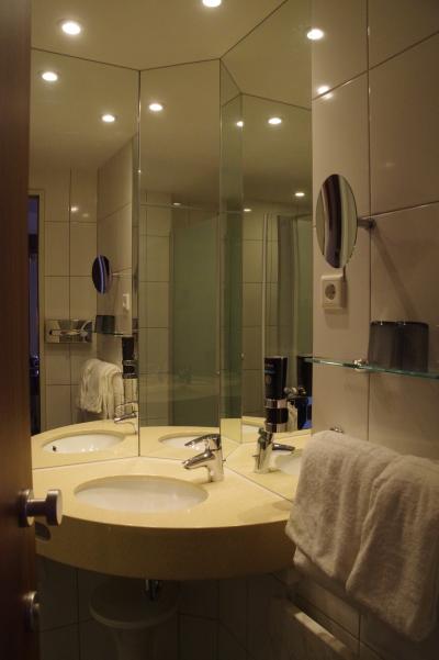 十分な広さのシャワールームですが、やや足元の水ハネがあるかも