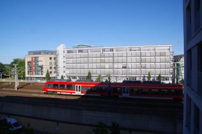 外は電車が見放題ですが、遮音性が高く、音は気になりません。