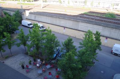 ホテル前には歓談スペースと一時駐車スペースが設置されています