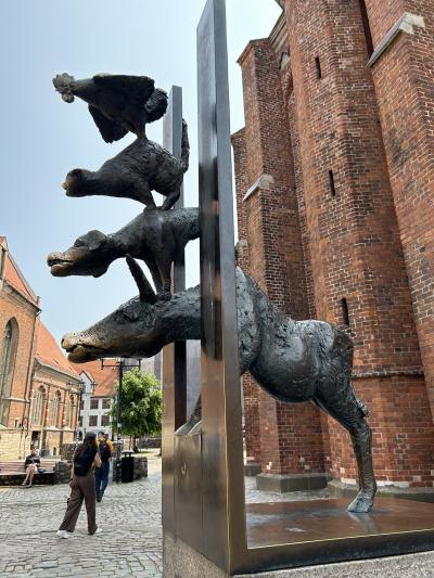 教会脇の人気者