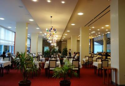 夕食のレストラン。朝食も同じ場所