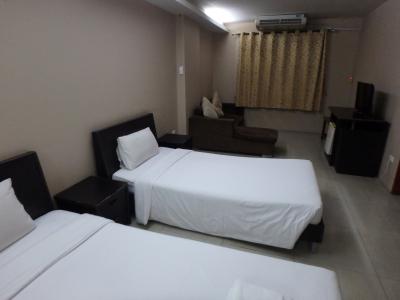 ベッドの他に窓際には大き目のソファーがあり部屋は広い