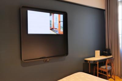 デスクはやや小さめです