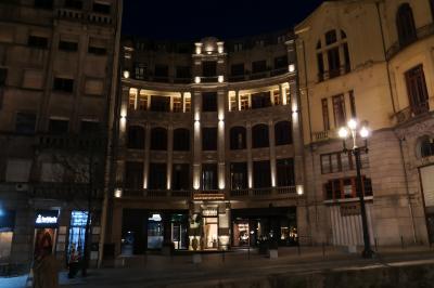 ライトアップされたホテルです