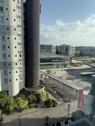 空港のターミナルが見えます