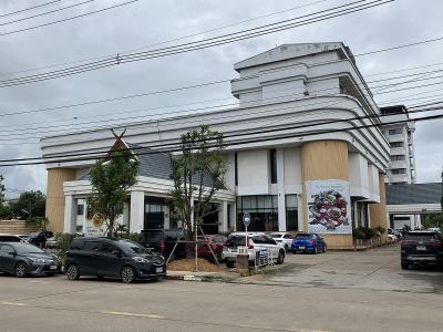 正面近くではレストラン・バンケット棟が目立ちます