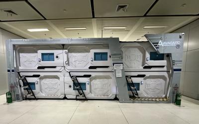 空港内の地下（空港エクスプレスを出た所）にあるモノホンの「カプセル」ホテル（アバガード空港ホテル／「ハイアットリージェンシー」に向かう途中の地下道内／バンコク）