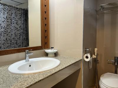 バスルームは、便座周りが狭めでした 