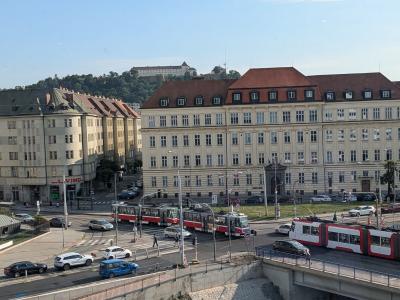 朝食会場からトラム駅とシュピルベルク城が見えます