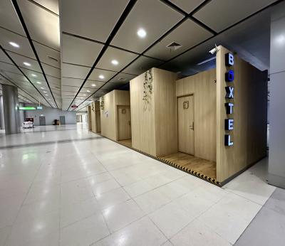 空港内の地下（空港エクスプレスを出た場所）にある簡易宿泊施設（ボクステル／「ハイアットリージェンシー」に向かう途中の地下道内／バンコク）