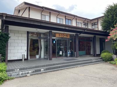 町中にあるこじんまりとしたホテル