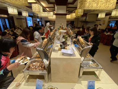 朝食会場。7時前でこの混雑