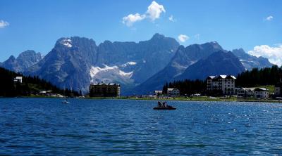 トレチメの駐車場予約制が始まったせいか、湖畔に駐車する車が多かったです。
