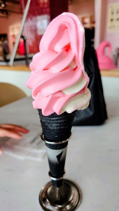 ピンク色の白桃風味ソフトクリームインパクトあり