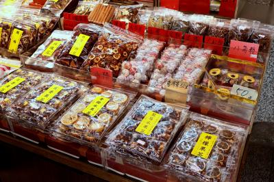 「迪化街一段」沿いにあるドライフルーツなどを扱う乾物屋さん、配り用に買ったハーブティーが好評