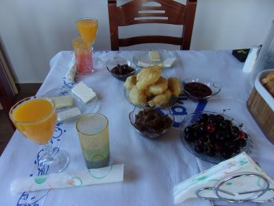 ホームメードのジャムやチェリーが並ぶ朝ごはん。