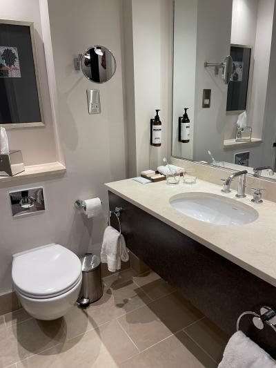 バスルームは狭いです