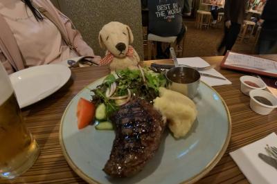 1階が大きなビストロ＆バーで、食事メニューも多いです