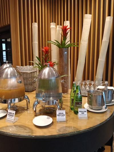 カウンターの一番端にスパークリングが置かれてます。