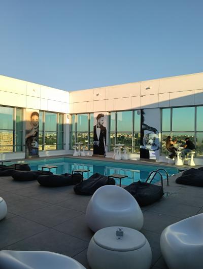 屋上にあるプールとバー。狭いけれどなかなか良い雰囲気です。