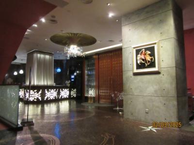 洒落たデザインのホテルのフロント。