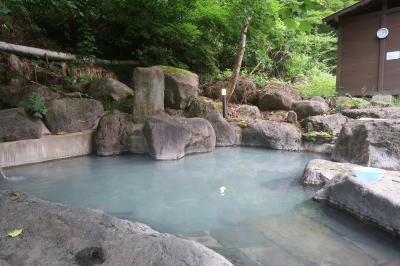 秘湯の一軒宿。渓流沿いの露天風呂でほっこり