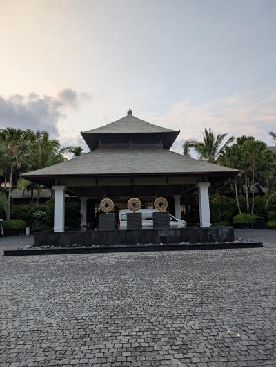 両サイド、気で隠れていますがかなり幅広く宿泊棟が続きます