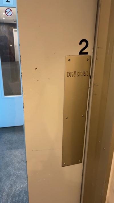 エレベーターのドアは手動です