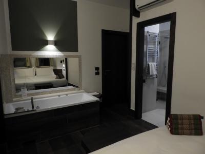 なぜか客室にバスタブ（中央が廊下へのドア）