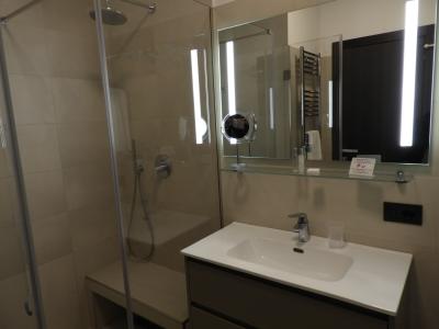 洗面台とシャワー