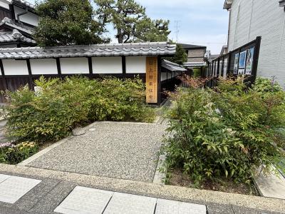 長岡宮内裏内郭築地回廊跡の上に建っています