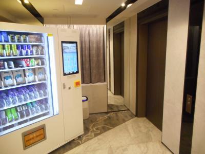 エレベーターホールの自販機です。値段は見ないほうが