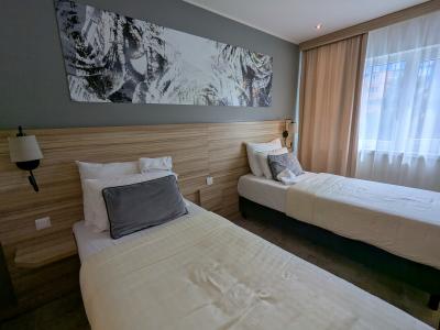 こぎれいですが、ちょっとベッドの幅が狭いような気がしました