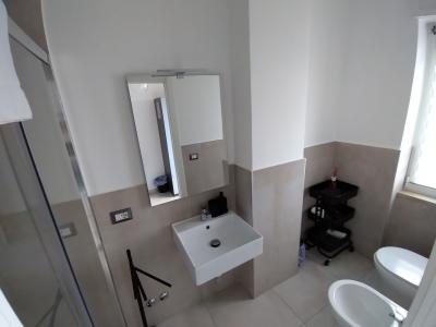 清潔でシャワールームからの水の漏洩もない