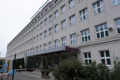 郊外にあり、少し不便な立地。