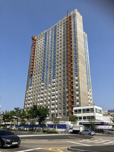 駅前にある商業施設にある新しいホテル