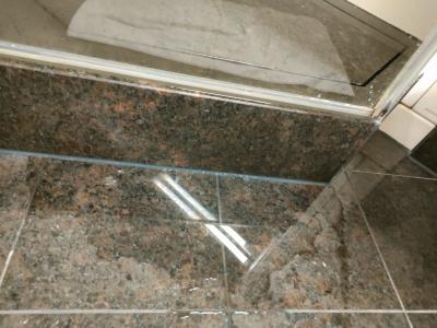 シャワーブースから漏れたお湯