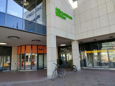 自転車が２台駐輪してある。その奥にホテル入口があります。