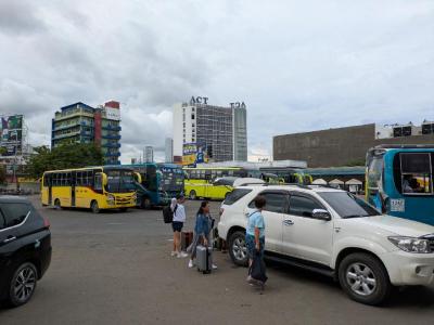 モアルボアルに行く長距離バスが発着する大きなバスターミナルです。