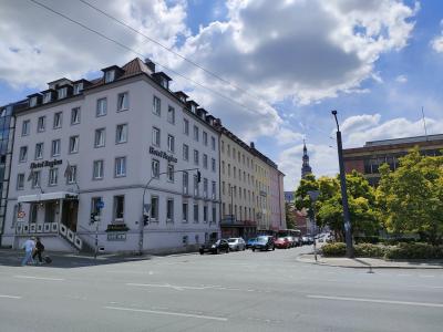 駅前ロータリーから見た外観。1階の角は中華レストラン