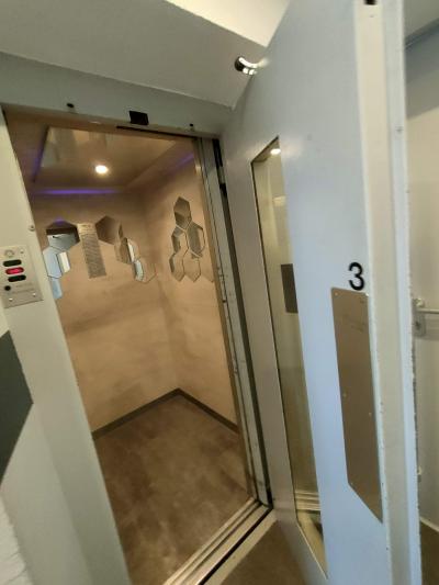 エレベーターはヨーロッパでも少なくなった引き戸式