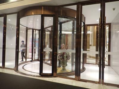 玄関の回転ドア。横のドアから入った方が早い