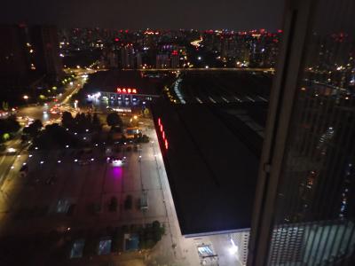 成都東駅がすぐ隣。真横なので駅の看板が見えません