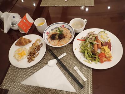バイキングの朝食。麺がうまい